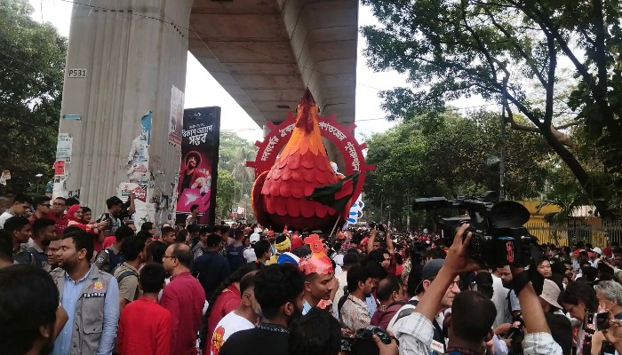 বৈশাখ বরণে ঢাকা বিশ্ববিদ্যালয়ে জনতার ঢল